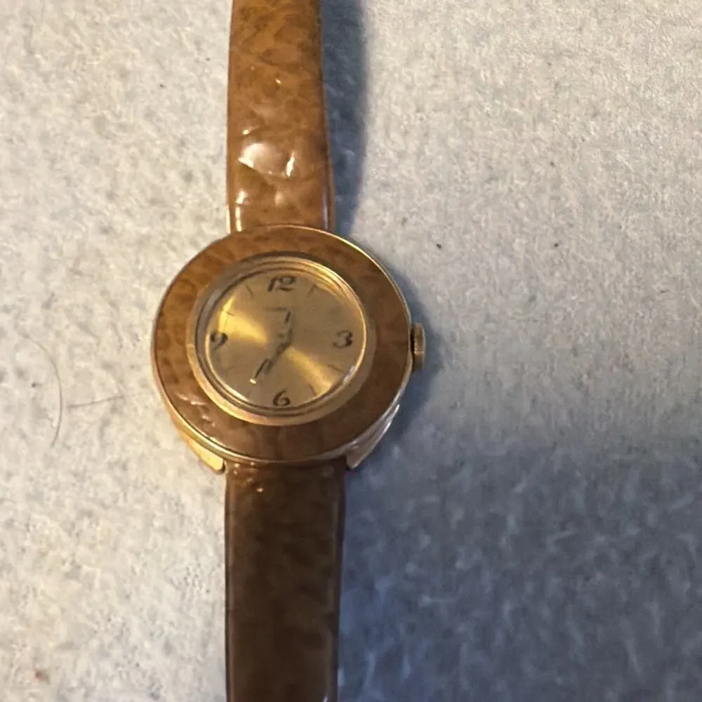 Timex Women's Quartz Analog Watch Gold Dial Gold Tone Case needs battery